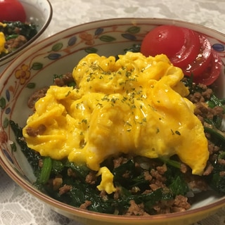 チーズエッグ乗せ★麻婆ほうれん草丼★